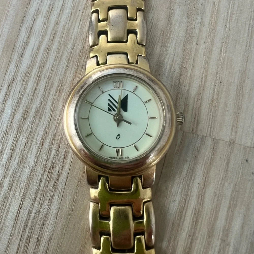 Vintage style Ladies gold tone dress watch NEW BATTERY